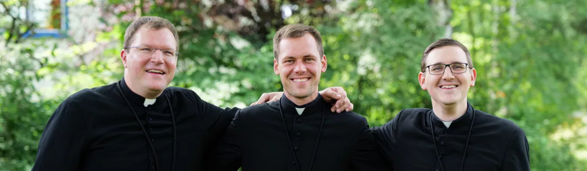 Bild aus dem Jugendkloster Fulda Pater Bartek, Pater Patrick und Pater Andre